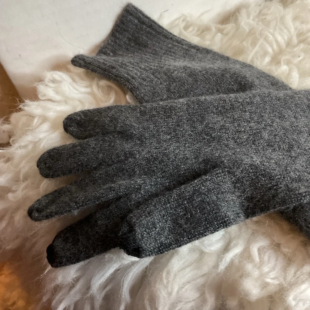 Cashmere Cashmere Gray studded text tip gloves
